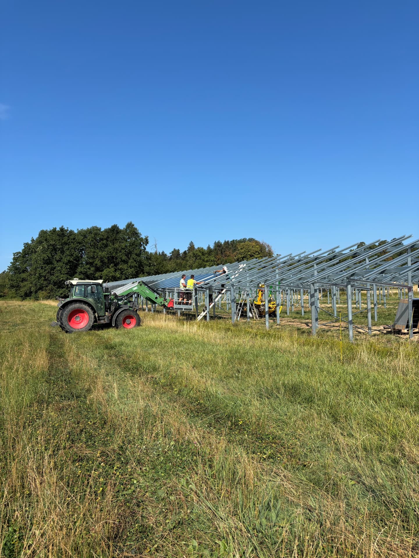 Agri-PV hochaufgeständert, mit Speicher auf einem landwirtschaftlichen Betrieb